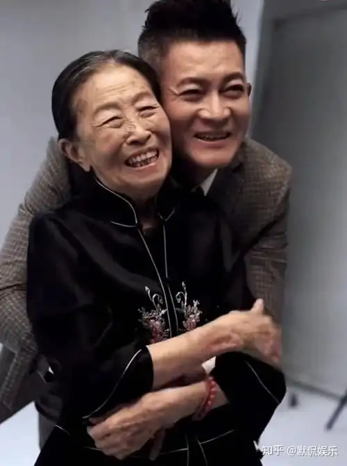 为了能把这份工作做好,张少华跟同为演员的丈夫张慧宝两人,整日在外