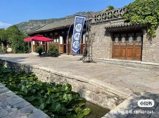 拨头还有点麻烦,但味道还是很nice吃完后往里面逛,经过路边荷花池,在