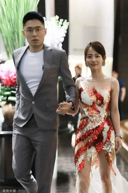 张嘉倪穿亮片裙明艳娇俏 与老公挽手秀恩爱