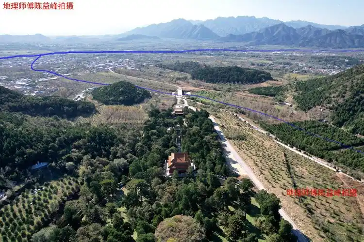 穴前溪水有水倒左,与外侧东沙河汇合,消与左侧水口,东山口