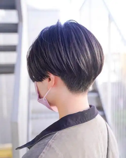 推边短发是一种沿着后脖发际线一直到两侧鬓角,用电推剪向上推个斜坡