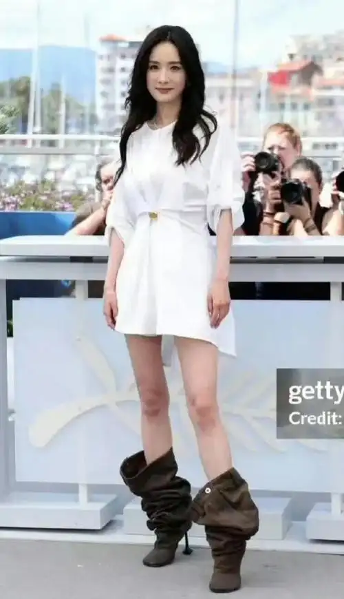 杨幂靴子 杨幂的膝盖,皱纹真的很明显!是不是平时不塑形啊