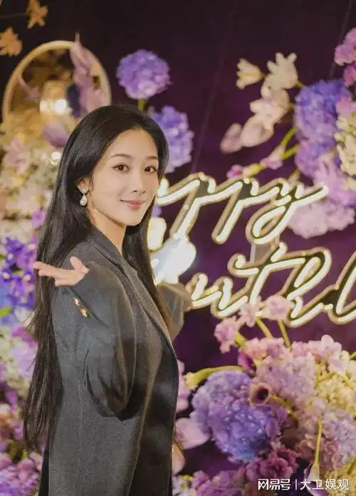 杨紫恋情曝光与男友同住一小区粉丝热议与明星隐私的边界