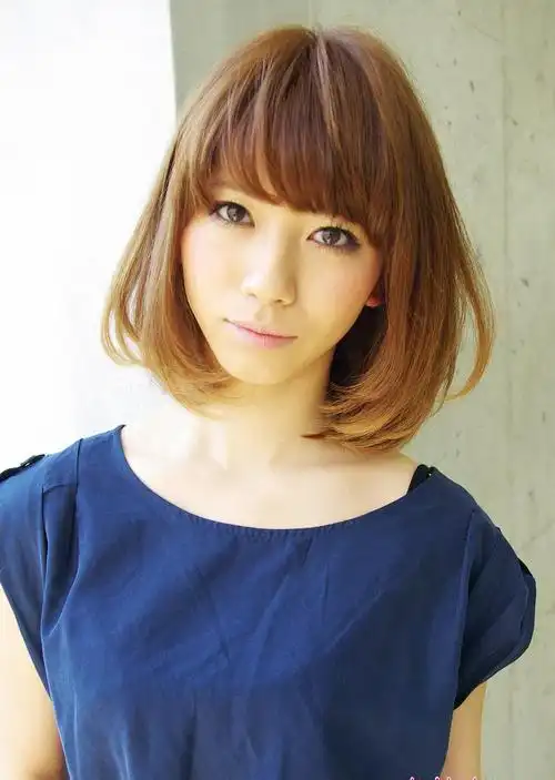 典雅蓬松的女生短发卷发造型设计