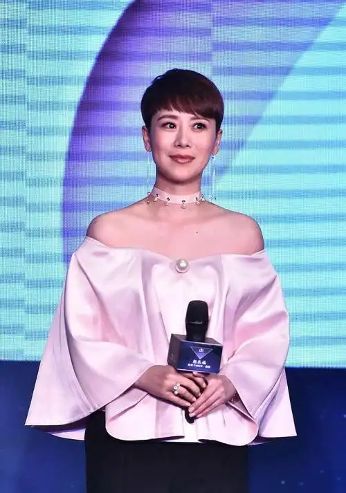 有种发型叫海清剪短发穿丝绸斗篷好漂亮配铃铛项圈真甜美