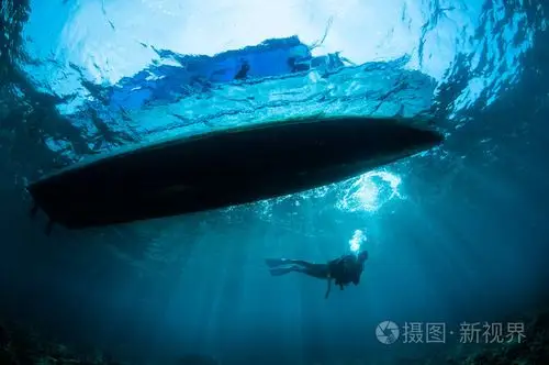 下面在哥伦,印尼船水下阳光照片-正版商用图片1h8227-摄图新视界
