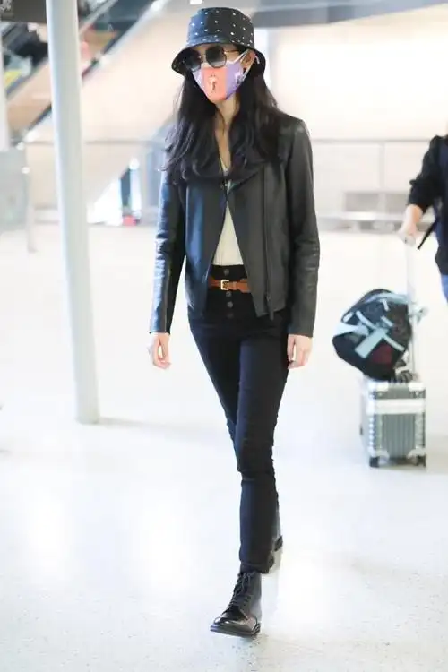 腿精!韩雪穿皮夹克黑长裤搭机造型时髦 获粉丝包围|韩雪