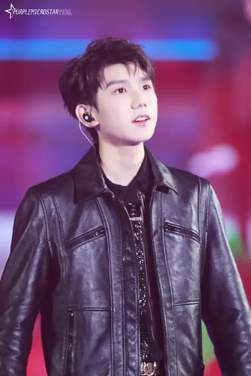 王源出席qq音乐巅峰盛典