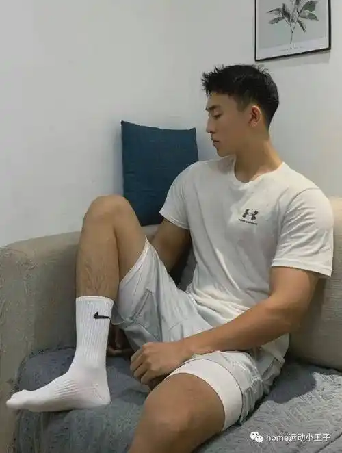 活捉一枚阳光的白袜鲜肉帅哥身材气质好极了喜欢吗