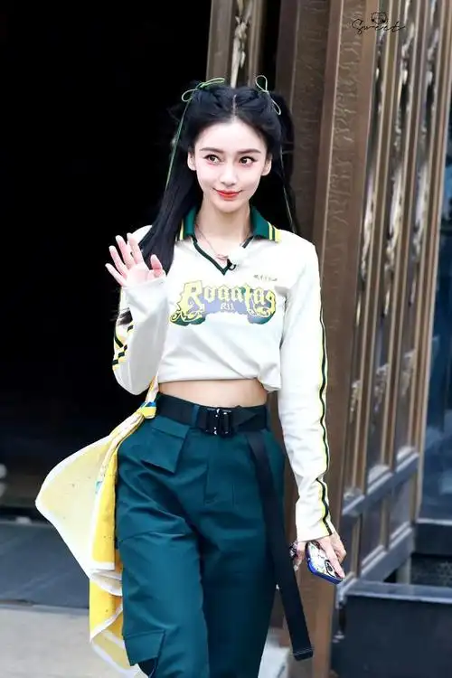 杨颖《奔跑吧》上班路透,翻领t恤搭工装裤,甜酷又减龄!