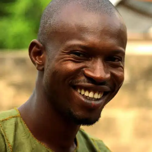 一个人,笑,微笑,露齿笑,方图,室外,特写,白天,正面,欧洲,非洲,黑人