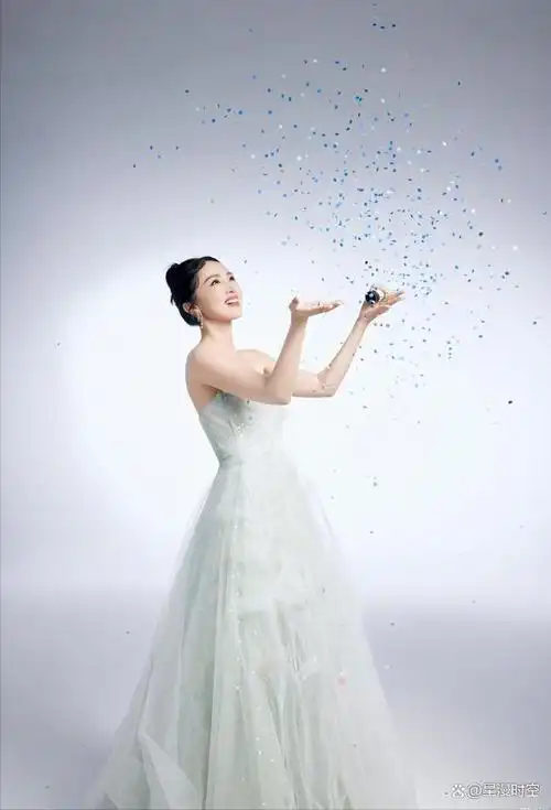 众星女神节晒照状态好真实杨幂酷飒袁咏仪年轻景甜美到认不出