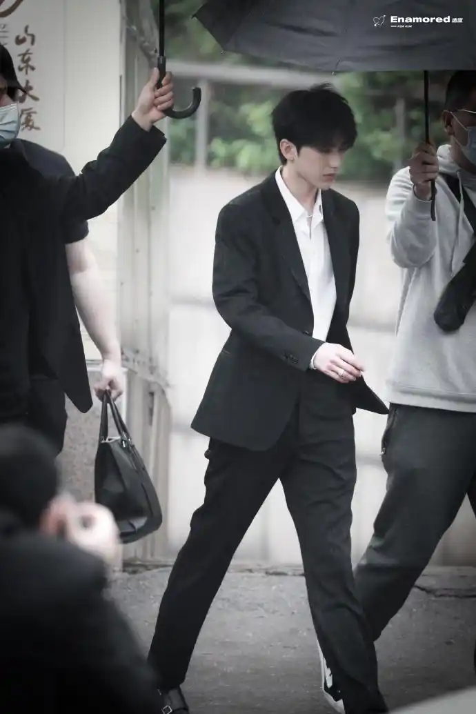 [蔡徐坤][新闻]210426 蔡徐坤黑西装亮相《奔跑吧》发布会 贵气十足的