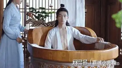 被迫营业秀腹肌堪比男高于正比亲儿子还宠的02年薄肌小鲜肉