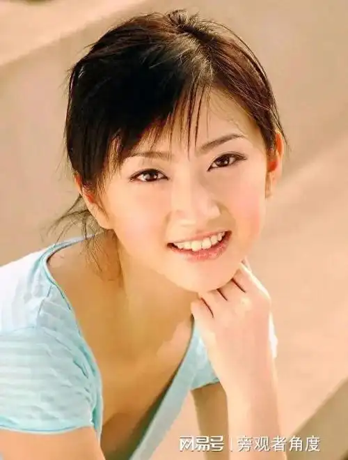 2004年,16岁的景甜坐进了车牌为9988的豪车.