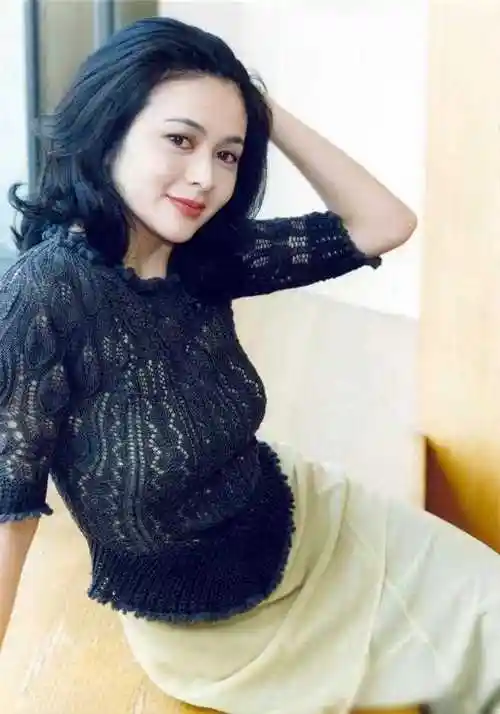 关之琳早年比基尼照挖小腹引争议,网友:这才是真实审美观