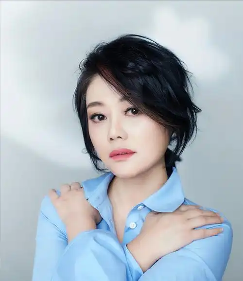 何静悲惨经历告诉你,商人找明星老婆背后是一本万利的空手道生意