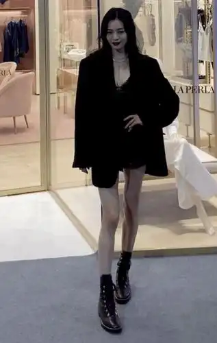 钟楚曦竹竿腿抢镜,身高168体重不过百,网友评骨瘦如柴不太美