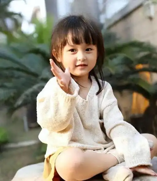 2岁出道年入百万,因漂亮被"禁止整容"的刘楚恬,如今长成啥样