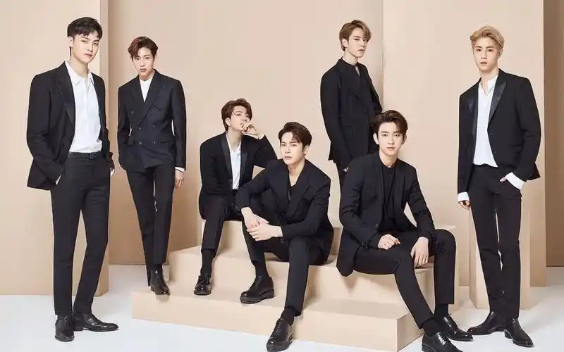 我们模仿韩国性感男团穿衣服结果太辣眼睛了