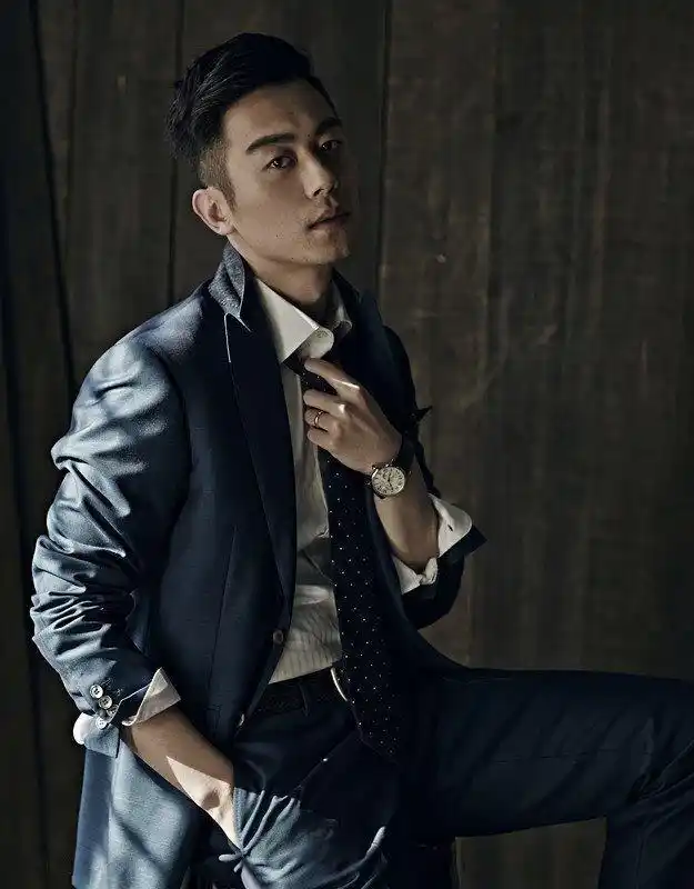 说起朱亚文,便联想到热血硬汉,雅痞绅士这两种截然不同的气质,但他