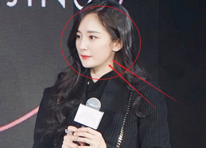 杨幂出席活动,现场活动生图被曝光,这状态确定有34岁?