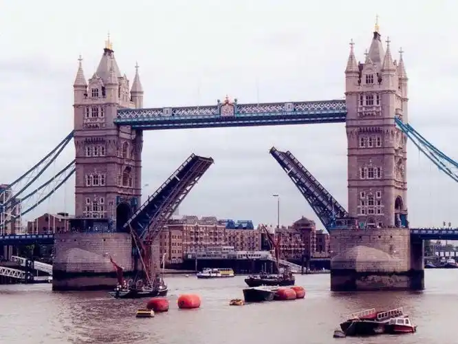 伦敦塔桥tower bridge