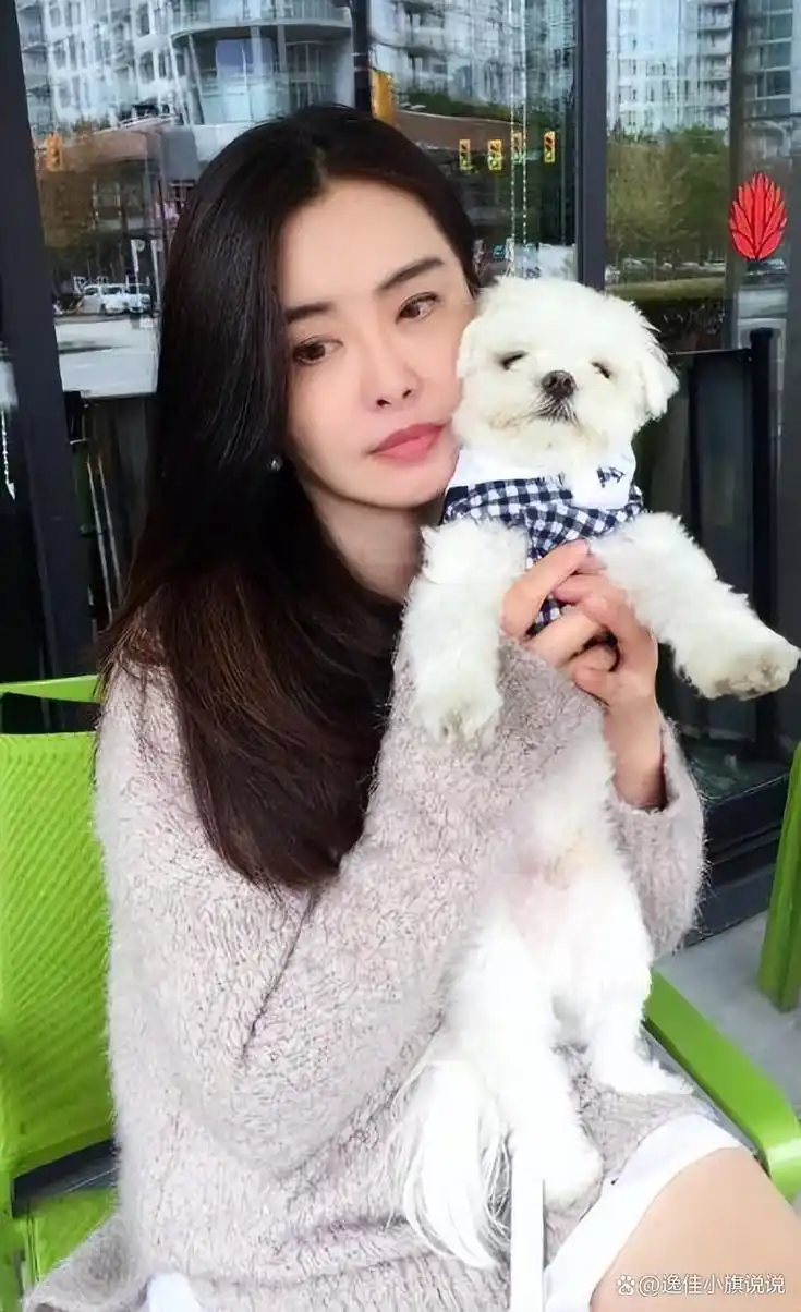 王祖贤在机场被偶遇,素颜引争议,私下品味很man,说话曝其素质