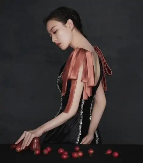 倪妮大深v礼裙秀事业线皮肤白到发光宫廷风打破拘谨