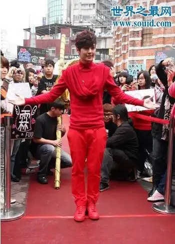 炎亚纶出席活动,面对被封为演艺圈4大天(雕)王之一,他骄傲的表示:是