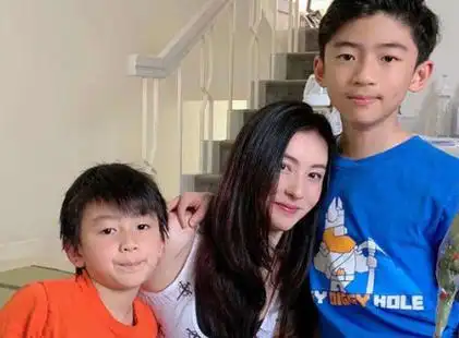 港媒披露张柏芝三胎生父孙东海,孩子据说随父姓,网友议论纷纷