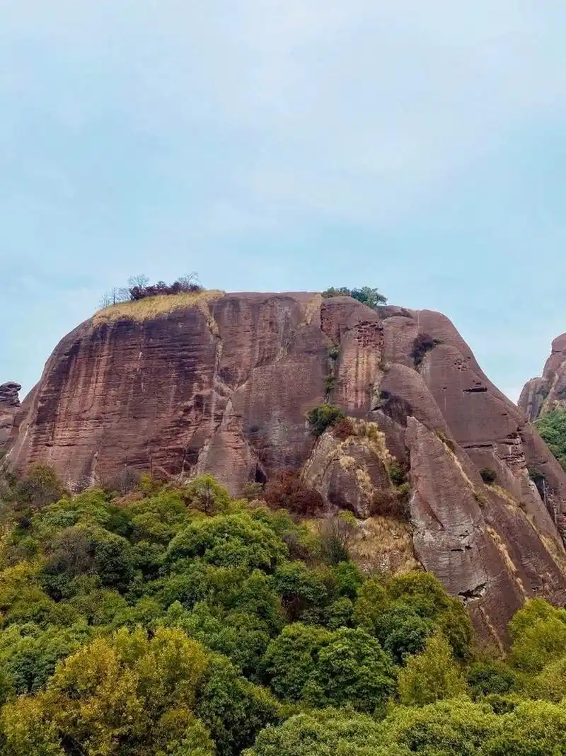 龟峰:你长得真是龟 位于弋阳县的龟峰风景区,可谓是一片由巨石组成的