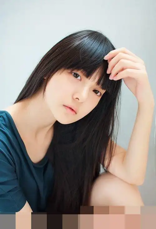 圆脸女生留长发适合什么发型 拉直披散发炫出美女风采