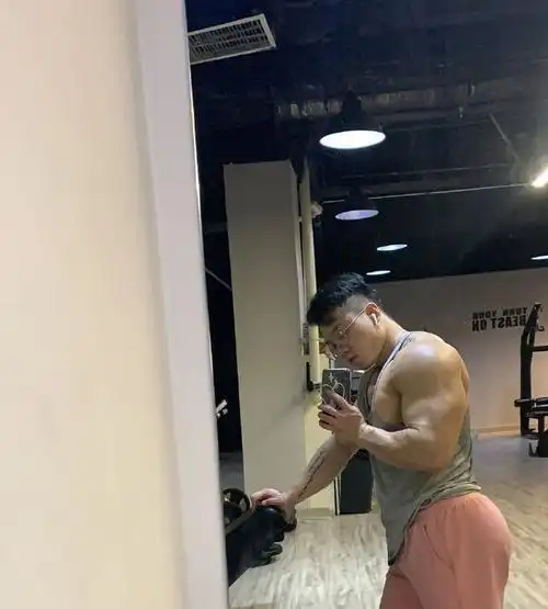 肌肉大块头化身厨神,宵夜,一定是男朋友做的才算人类高质量!