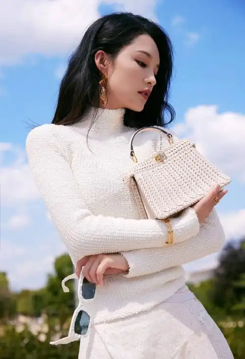 组图:李沁巴黎时装周造型大片 身穿白色蕾丝镂空裙温婉优雅_高清图集