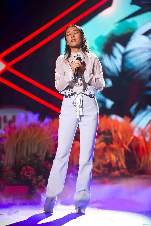 吉克隽逸现身机场,穿灰色t恤配健身裤,网友:这身材很真实!