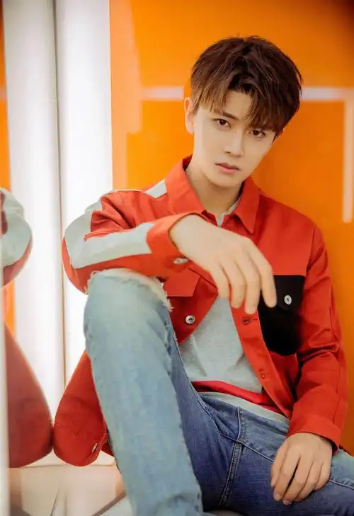 任嘉伦天天向上帅气高清图片