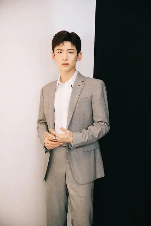 p>白敬亭,1993年10月15日出生于北京市怀柔区,中国内地男演员,毕业于