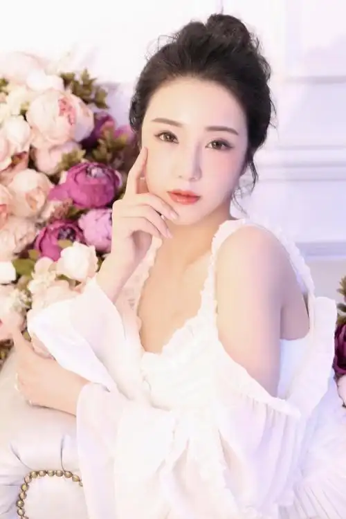 桂晶晶曝最新写真 一袭白纱清纯动人