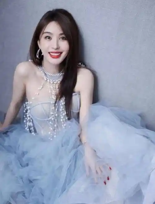 黄晓明前女友李菲儿淡蓝纱裙搭配烈焰红唇,女性韵味太诱人_时尚_舞台