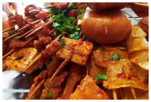 街头小吃油炸串串夹馍好吃到停不下来