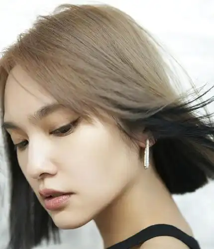 杨丞琳晒奶茶色短发造型