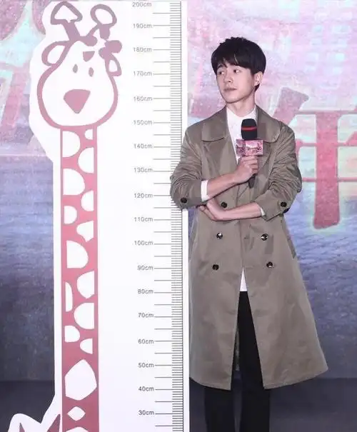 图|在测身高的男性