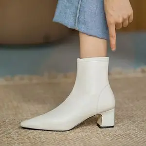 2021白色短靴法式女靴子春秋冬季新款单靴小码高跟尖头弹力瘦瘦靴