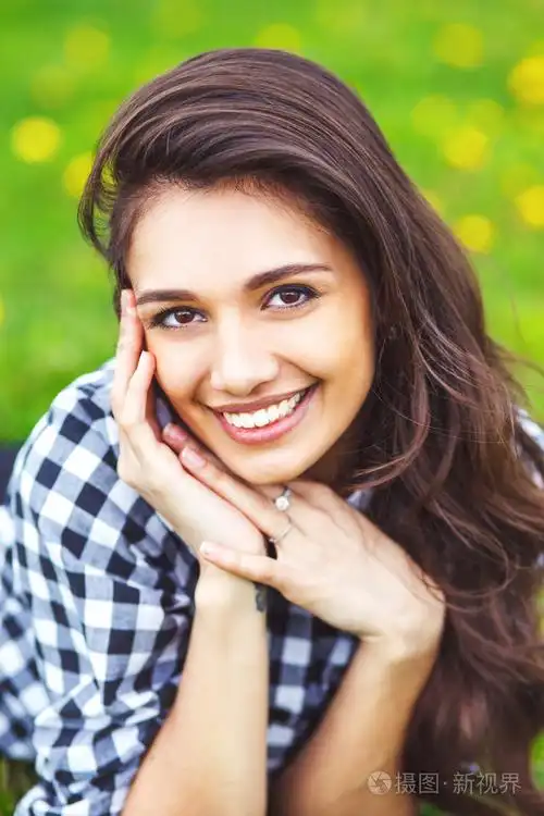 微笑着在阳光灿烂的夏天或外面的春日,快乐,在公园里的女人