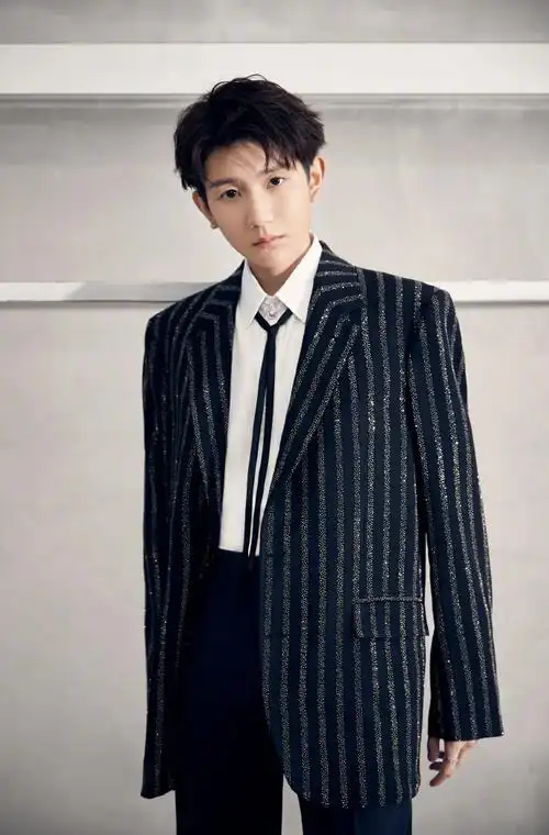 王源818晚会星空西装造型