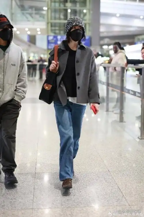 王菲55岁街拍曝光!天后素颜随性穿搭,岁月痕迹不容隐藏!