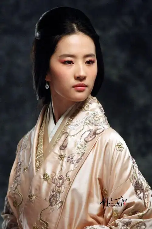 刘亦菲《玫瑰故事》黄衣路透明艳,14-34岁颜值变化,不愧是天仙