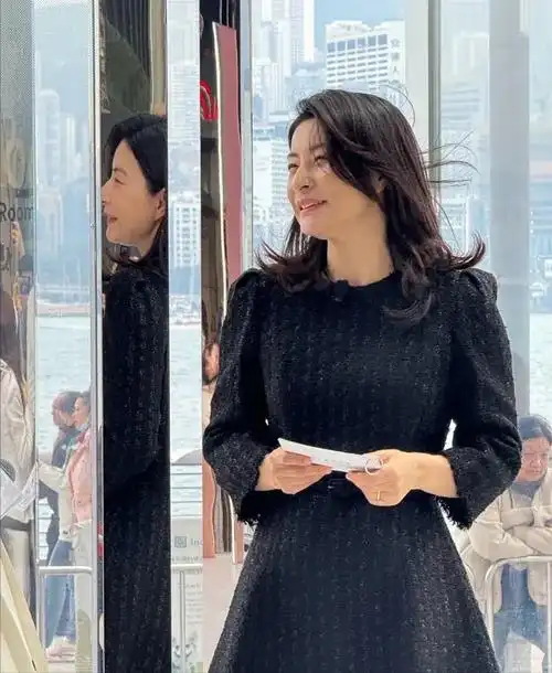 被说"土气"的郭晶晶,近照一袭黑裙很惊艳,难怪被夸"富贵相"_气质_长相