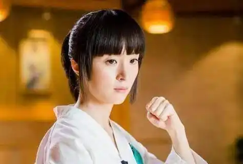 姐姐靠智商,而妹妹却踏入娱乐圈,双胞胎如今差距明显_胡冰卿_胡玉洁